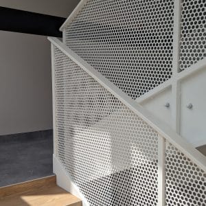 Multi-unit railing in mesh