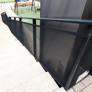 Multi-unit handrail with mesh