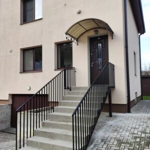 Kvadratiniai turėklai prie namo