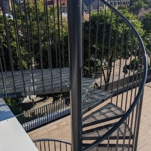 Sukti laiptai iš metalo