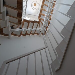 Metaliniai turėklai su mediniu porankiu